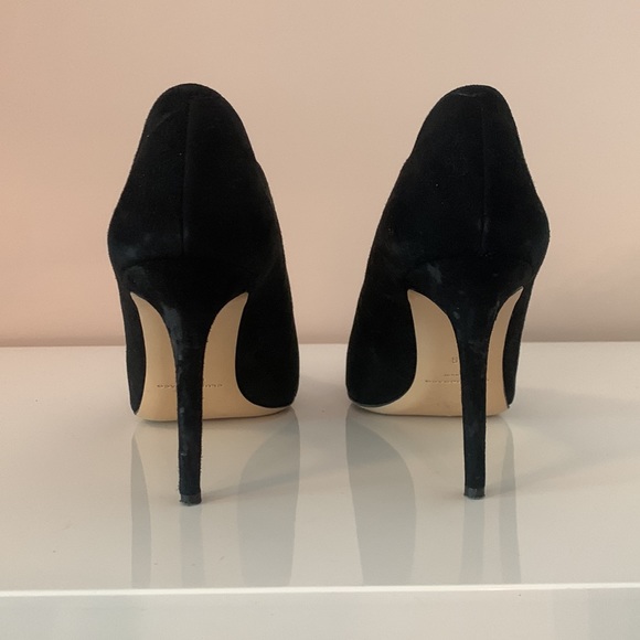 Absolutely gorgeous black Club Monaco shoes with scallop detail. - Picture 3 of 5